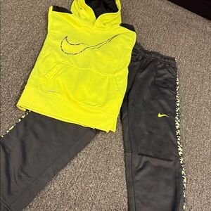 Boys Nike therma-fit outfit
Size M